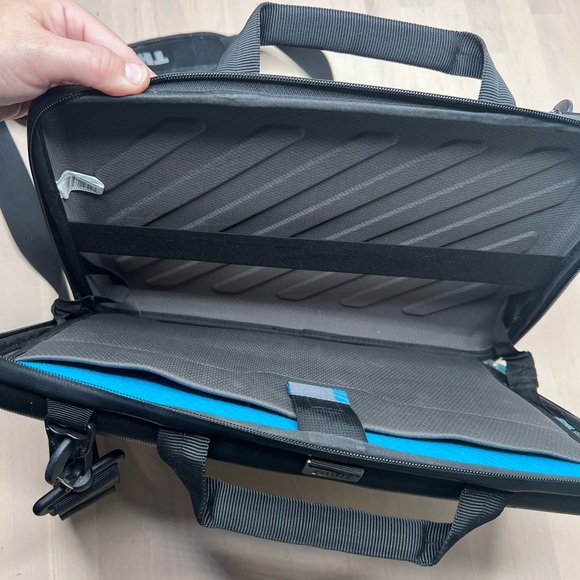 Thule Attaché Laptop Case for 13” MacBook Pro/iPad - Picture 5 of 10
